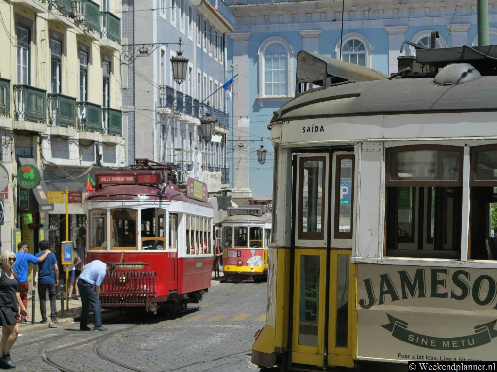 Door de binnenstad en in de oude wijken rijden rode en gele trams. De rode trams horen bij de Hop-on Hop-off bussen. De gele trams is openbaar vervoer.Tip: Openbaar vervoer in Lissabon.